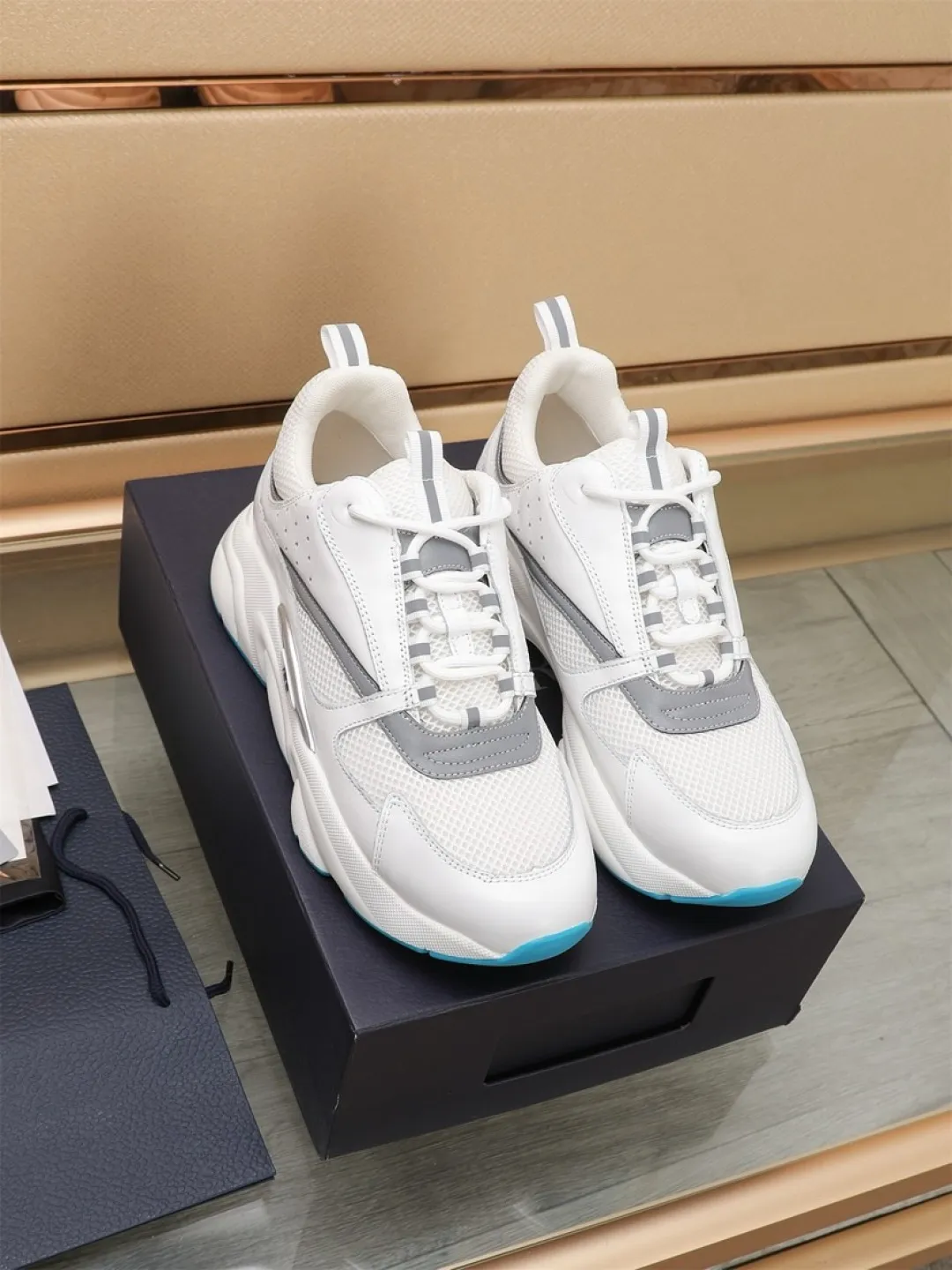 Men's shoes 💰P460💰【Dior】Dior✨ is online at the same time👏 This casual sneaker is a new product in the series and continues Di*r's classic style. The upper is made of original mesh and cow leather, with a two-color textured outsole, and the brand's iconic details on the rear collar and heel to enhance the style. Fashionable and versatile. Wear it with jeans or slacks for a casual look. Size: 38-44 (45 customized)